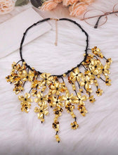 Cargar imagen en el visor de la galería, Collar flores doradas maxi
