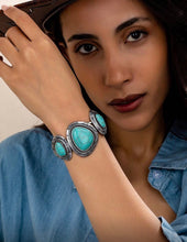 Cargar imagen en el visor de la galería, Brazalete plateado piedras azules
