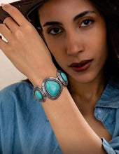 Cargar imagen en el visor de la galería, Pulsera tono plata con turquesa
