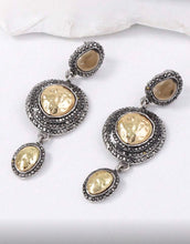 Cargar imagen en el visor de la galería, Aretes colgantes dorado &amp; plata
