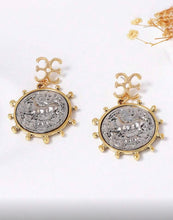 Cargar imagen en el visor de la galería, Aretes dorado con plata medalla
