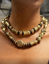 Cargar imagen en el visor de la galería, Collar doble dorado con negro
