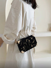 Cargar imagen en el visor de la galería, Bolso terciopelo con aplicaciones
