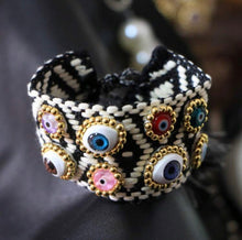 Cargar imagen en el visor de la galería, Pulsera tejida con aplicación ojos
