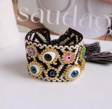 Cargar imagen en el visor de la galería, Pulsera tejida con aplicación ojos
