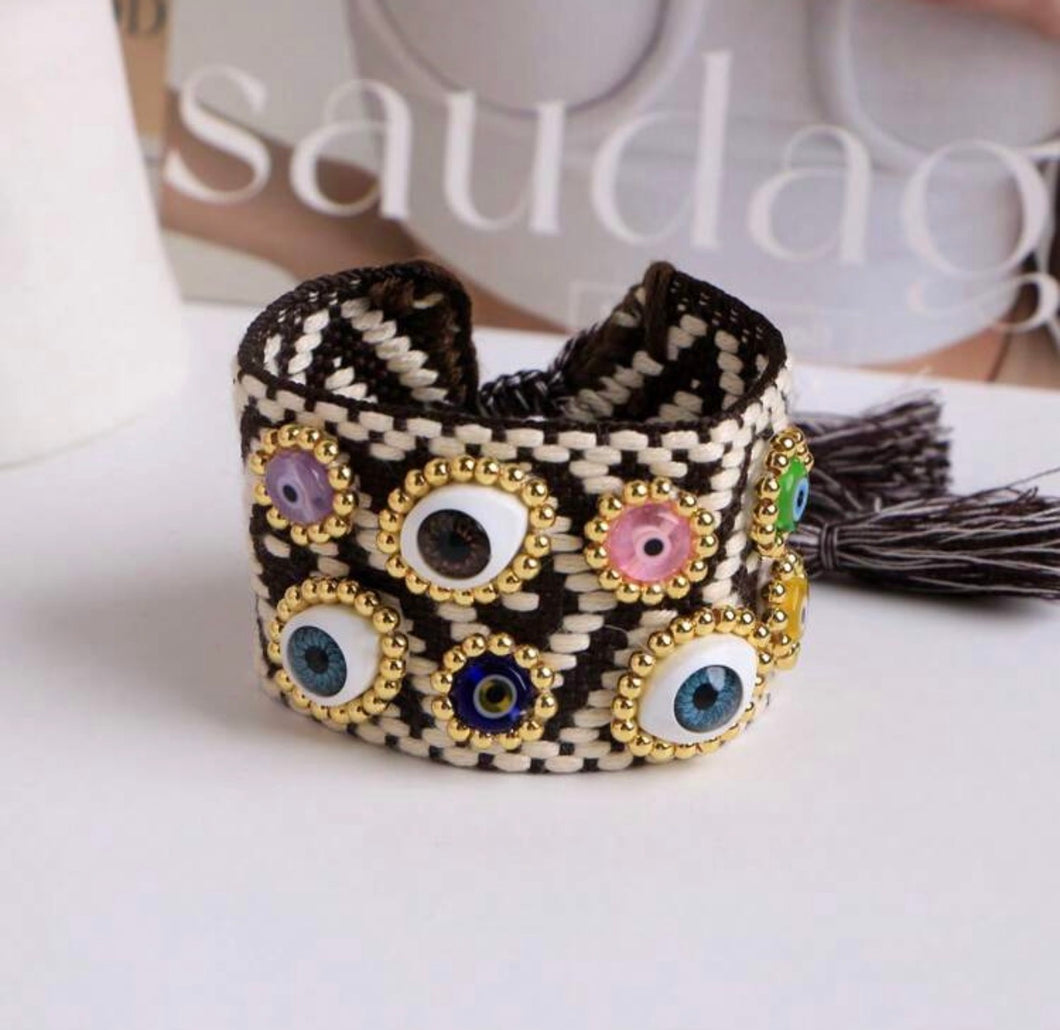 Pulsera tejida con aplicación ojos