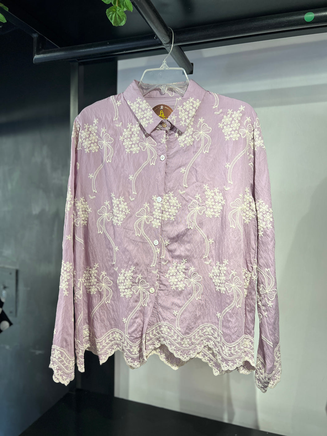 Camisa lavanda bordado beige