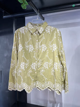 Cargar imagen en el visor de la galería, Camisa verde bordado beige
