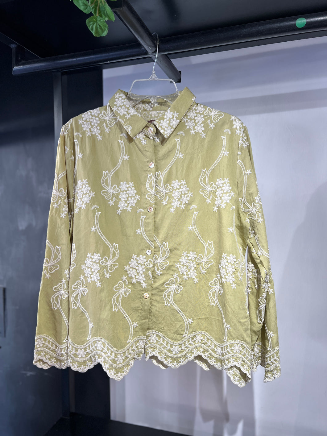 Camisa verde bordado beige