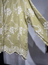 Cargar imagen en el visor de la galería, Camisa verde bordado beige

