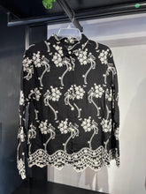 Cargar imagen en el visor de la galería, Camisa negra bordado beige
