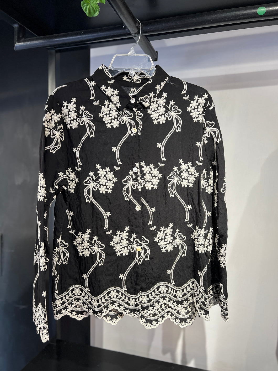 Camisa negra bordado beige