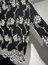 Cargar imagen en el visor de la galería, Camisa negra bordado beige
