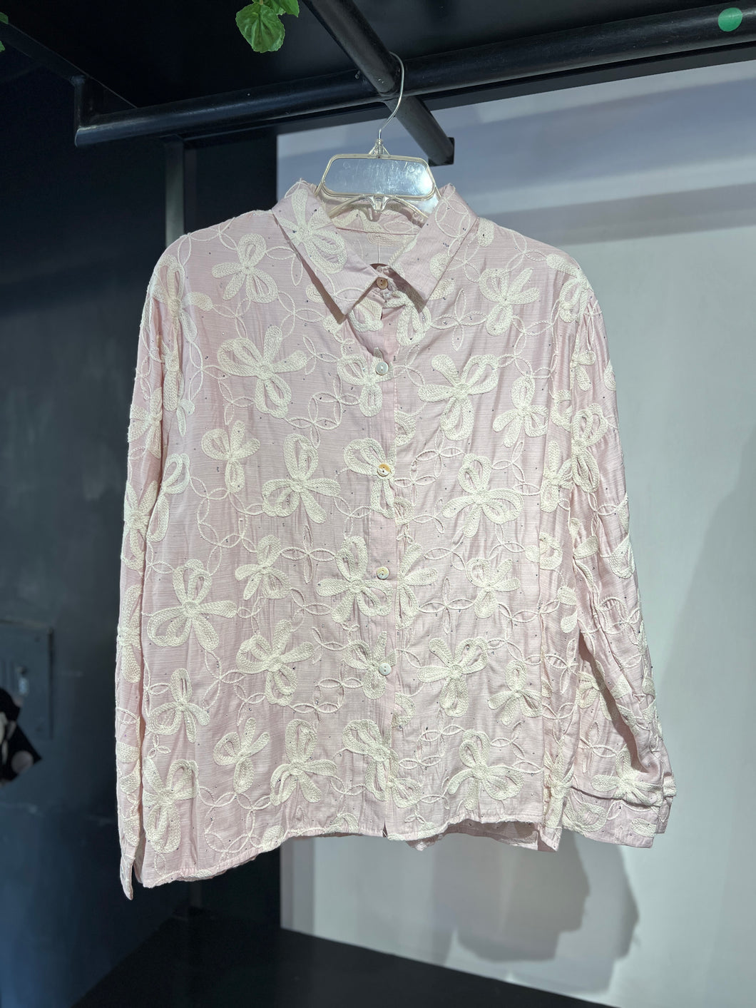 Camisa pastel con cristales bordado