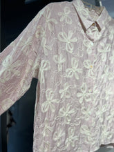 Cargar imagen en el visor de la galería, Camisa pastel con cristales bordado
