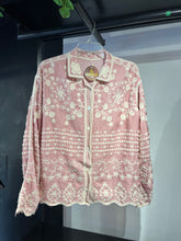 Cargar imagen en el visor de la galería, Camisa rosa bordado beige
