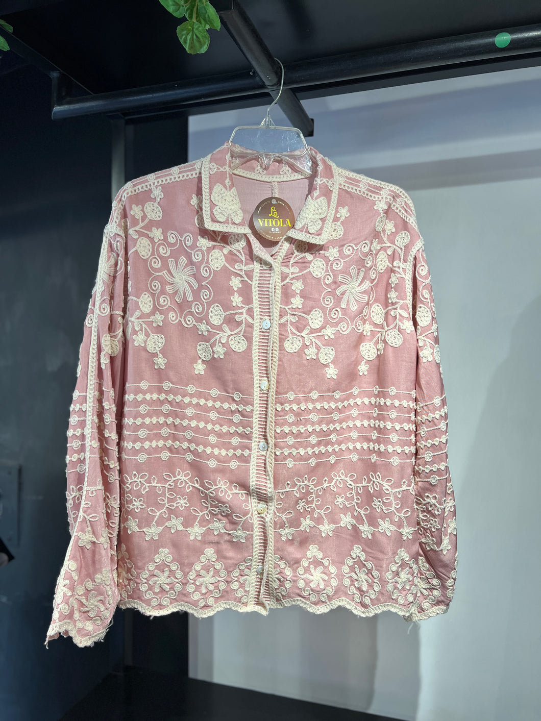 Camisa rosa bordado beige