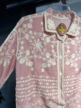 Cargar imagen en el visor de la galería, Camisa rosa bordado beige
