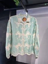 Cargar imagen en el visor de la galería, Camisa aqua bordado beige
