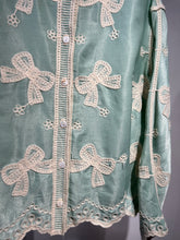 Cargar imagen en el visor de la galería, Camisa aqua bordado beige
