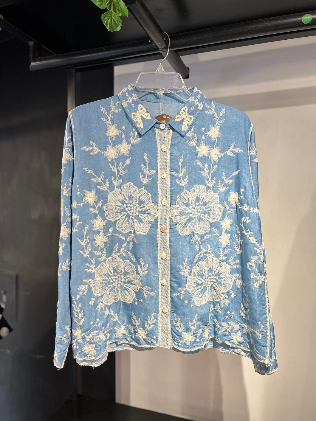 Blusa azul bordado beige