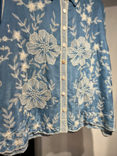 Cargar imagen en el visor de la galería, Blusa azul bordado beige
