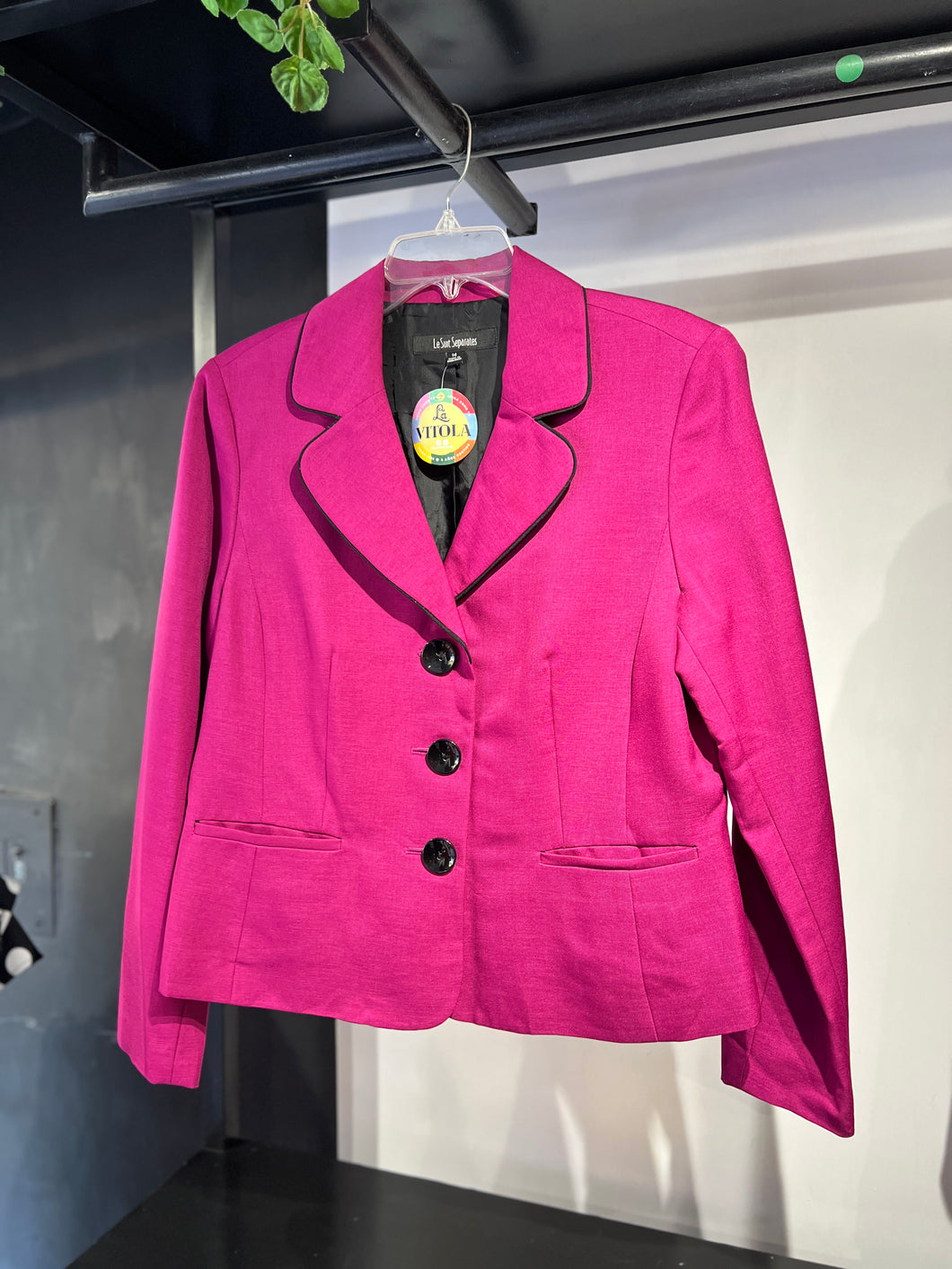 Blazer magenta con negro
