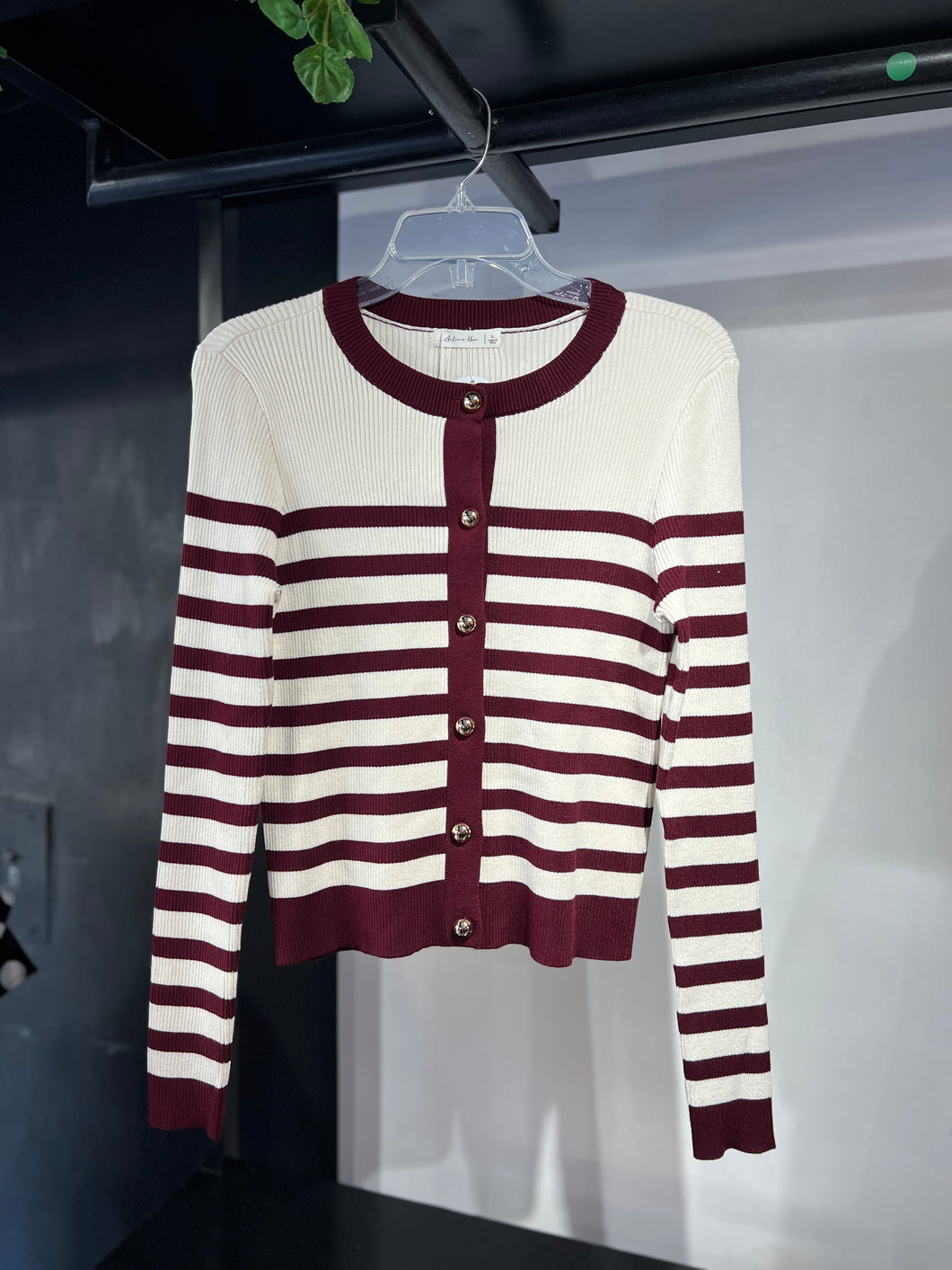 Sueter a rayas con botones dorados