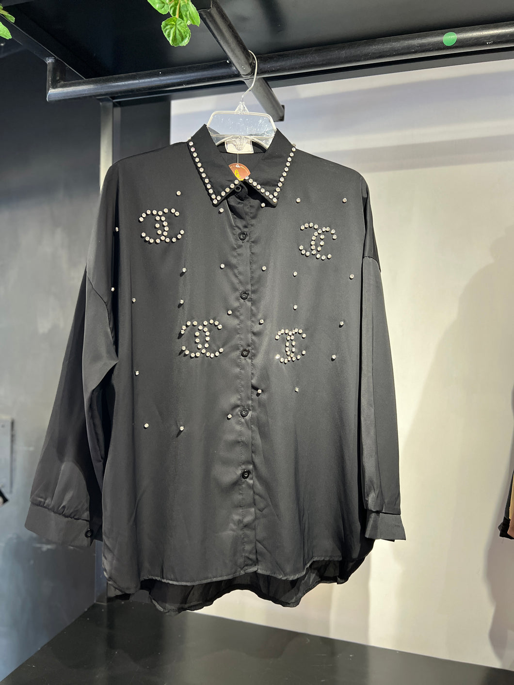 Camisa negra con cristales