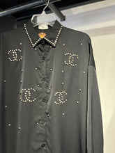 Cargar imagen en el visor de la galería, Camisa negra con cristales
