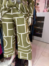 Cargar imagen en el visor de la galería, Set camisón &amp; pantalón pistache
