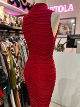 Cargar imagen en el visor de la galería, Vestido drapeado rojo con cristales
