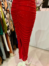 Cargar imagen en el visor de la galería, Vestido drapeado rojo con cristales
