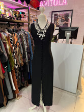 Cargar imagen en el visor de la galería, Vestido botones negro escote en espalda
