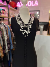 Cargar imagen en el visor de la galería, Vestido botones negro escote en espalda
