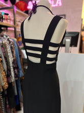 Cargar imagen en el visor de la galería, Vestido botones negro escote en espalda
