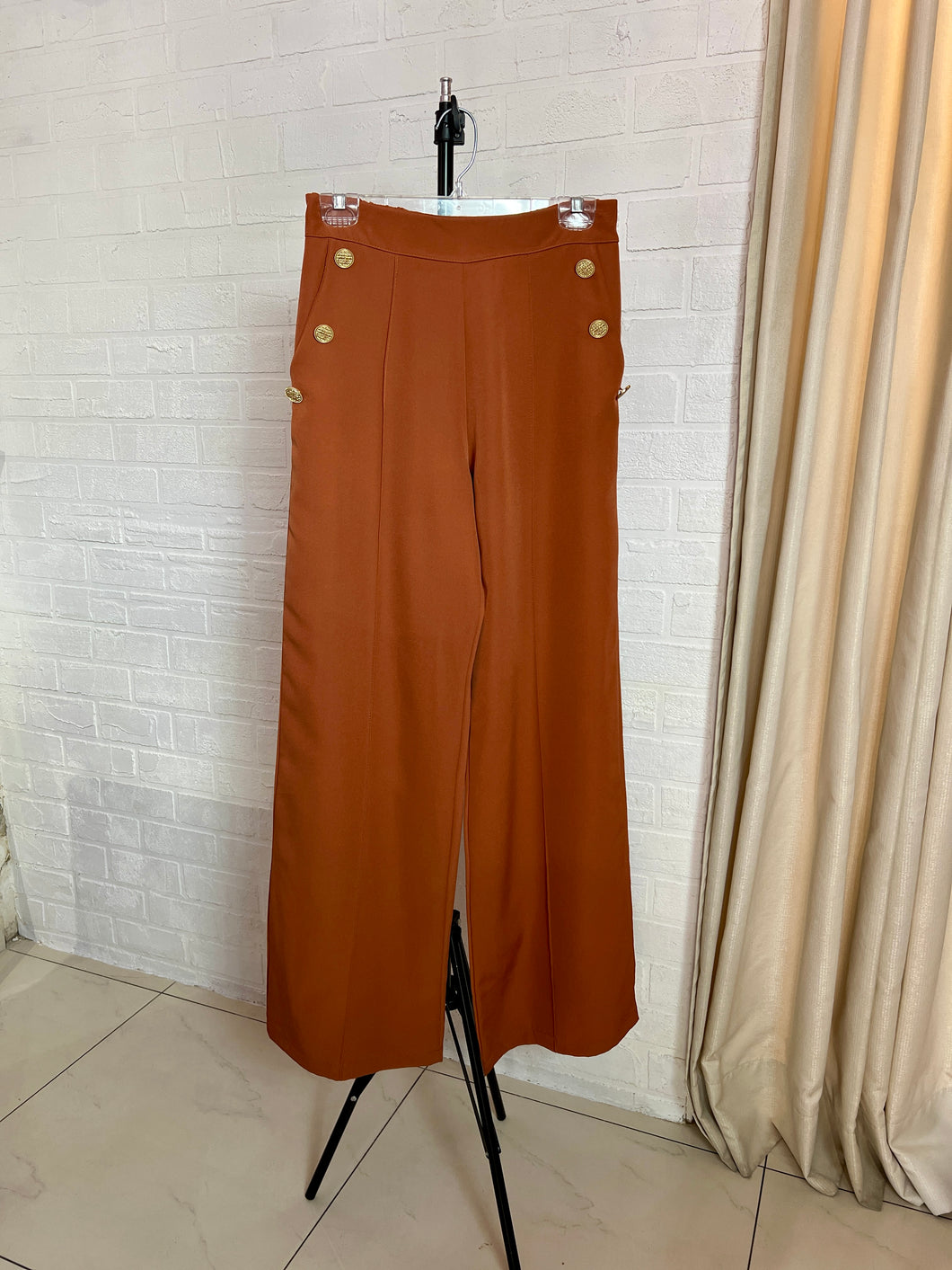 Pantalón chedrón botones dorados