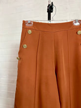 Cargar imagen en el visor de la galería, Pantalón chedrón botones dorados
