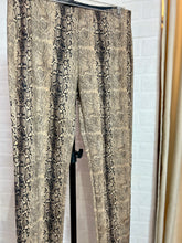 Cargar imagen en el visor de la galería, Pantalón estampado vibora
