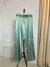 Cargar imagen en el visor de la galería, Pantalón satén pistache
