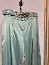 Cargar imagen en el visor de la galería, Pantalón satén pistache
