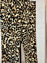 Cargar imagen en el visor de la galería, Pantalón leopardo campana
