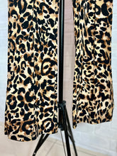 Cargar imagen en el visor de la galería, Pantalón leopardo campana
