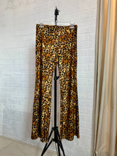 Cargar imagen en el visor de la galería, Pantalón licra leopardo café
