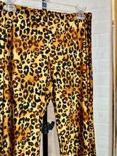 Cargar imagen en el visor de la galería, Pantalón licra leopardo café
