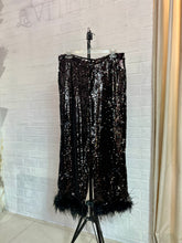 Cargar imagen en el visor de la galería, Pantalón lentejuela negro con plumas
