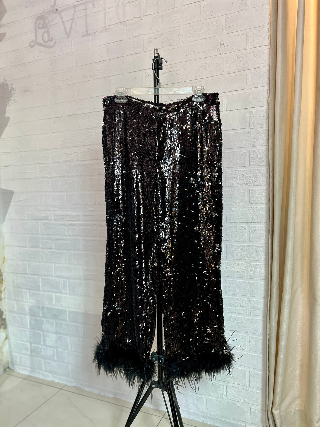 Pantalón lentejuela negro con plumas