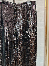 Cargar imagen en el visor de la galería, Pantalón lentejuela negro con plumas
