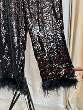 Cargar imagen en el visor de la galería, Pantalón lentejuela negro con plumas
