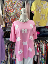 Cargar imagen en el visor de la galería, Playera oversized rosa moños blancos
